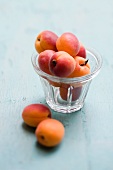 Frische Aprikosen im Glas