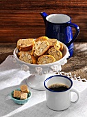 Haselnuss-Biscotti und Kaffee