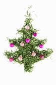 Weihnachtsbaum aus Kiefernnadeln mit violetten Kugeln