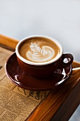 Caffe Latte mit Blumenmuster im Milchschaum