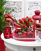 Weihnachtsdekoration in Rot mit Tulpen, Amarillis, und Weihnachtskugeln