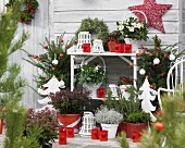 Weihnachtlich dekorierte Terrasse in Rot und Weiß