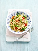 Linguine with tomatoes and rocket