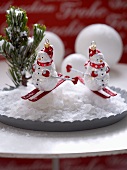 Schneemann-Weihnachtsbaumfiguren auf Teller mit Dekoschnee