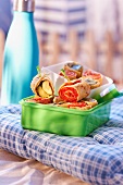 Pfannkuchenröllchen mit Tomaten und Zucchini zum Picknick