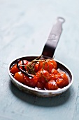 Tomatenconfit in der Pfanne