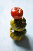 Drei Heirloom Tomaten, gestapelt