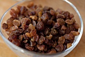Raisins in a small glass bowl (close-up)