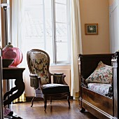 Sessel vor Tagesbett und Konsolentisch in historisch inszeniertem, südfranzösischem Wohnraum