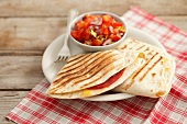 Quesadillas mit Salami und Tomatensalsa