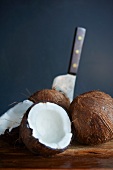 Ganze und halbierte Kokosnüsse