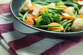 Gemüsepfanne mit Brokkoli, Blumenkohl, Karotten und Bohnen