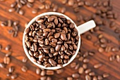 Kaffeebohnen in einer Tasse (Aufsicht)
