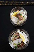 Ramen Suppe mit Nudeln, Rettich, Ei und geschmortem Schweinefleisch (Japan)