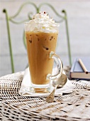 Milchkaffee-Frappee mit Sahne