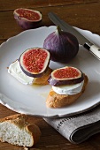 Crostini with goat's cheese and figs