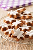 Star-shaped cinnamon biscuits on a cooling rack