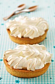 Lemon tarts with meringue