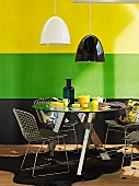 Kontrastreiches Farbkonzept für pfiffigen Frühstücksplatz mit Designer Mobiliar