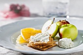 Glutenfreie Cracker mit Ziegenkäse, Äpfeln & Orangen