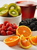 Frische Orangen, Himbeeren, Kiwi und Brombeeren