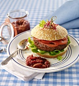 Hamburger mit Trauben-Zwiebel-Relish