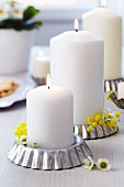 Tortelettbackformen als Kerzenständer mit Wachsblumen & Mimosen