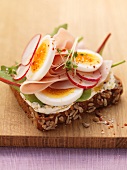 Wholemeal bread with turkey ham, egg and radishes