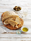 Pane, olio e sale (Ciabatta mit Oliven, Olivenöl & Salz)