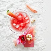 Wassermelonendrink mit Wodka und Eiswürfeln zu Ostern