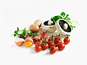 Stillleben mit Tomaten, Schinken, Eier, Pilzen und Kresse