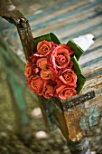 Einfacher Hochzeitsstrauss mit roten Rosen