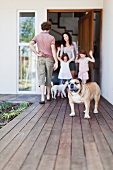 Familie mit Hunden auf der Terrasse