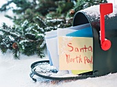 Brief an den Weihnachtsmann in einem Briefkasten
