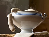 Dampfende Weisswürste in einer Suppenschüssel