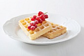 Waffeln mit roten Johannisbeeren und Puderzucker