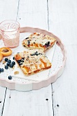 Aprikosen-Heidelbeer-Kuchen und ein Glas Milch