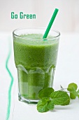 A green smoothie made with spinach, lamb's lettuce, apple, banana and apple mint