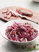 Roter Kohlsalat mit Pekannüssen und Kräutern; dazu ein Rindersteak