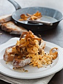 Scrambled egg with chanterelles and bread