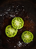 Grüne Tomatenscheiben mit Salz
