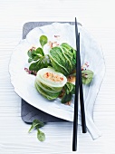 Gefüllte Salatröllchen mit Feldsalat und Erdnusssauce (China)
