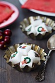 Sugar cubes decorated with Christmas motifs in tart tins