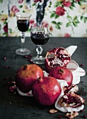 Granatäpfel und Rotwein