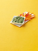 Spinat-Artischocken-Dip mit Gemüsesticks