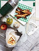 Wraps mit Garnelen und Aioli, Gemüsechips und Heidelbeer-Friands für die Lunchbox