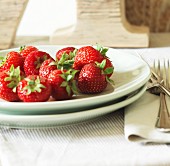 Frische Erdbeeren auf Teller