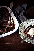Self-saucing Chocolate Pudding mit Himbeeren