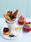 Fish & Chips mit Gemüsechips und frittierter Petersilie, dazu Fruchtbowle