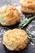 Herzhafte Scones mit Cheddar auf einem Backblech